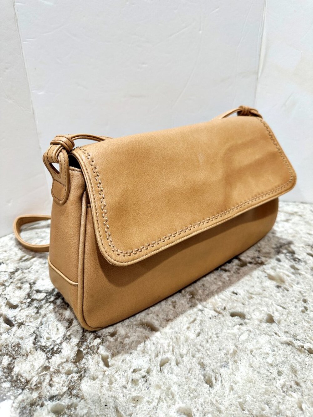 Vintage Liz Claiborne Tan Faux Leather Shoulder Bag Flap Baguette Y2K Minimalist - Picture 8 of 15